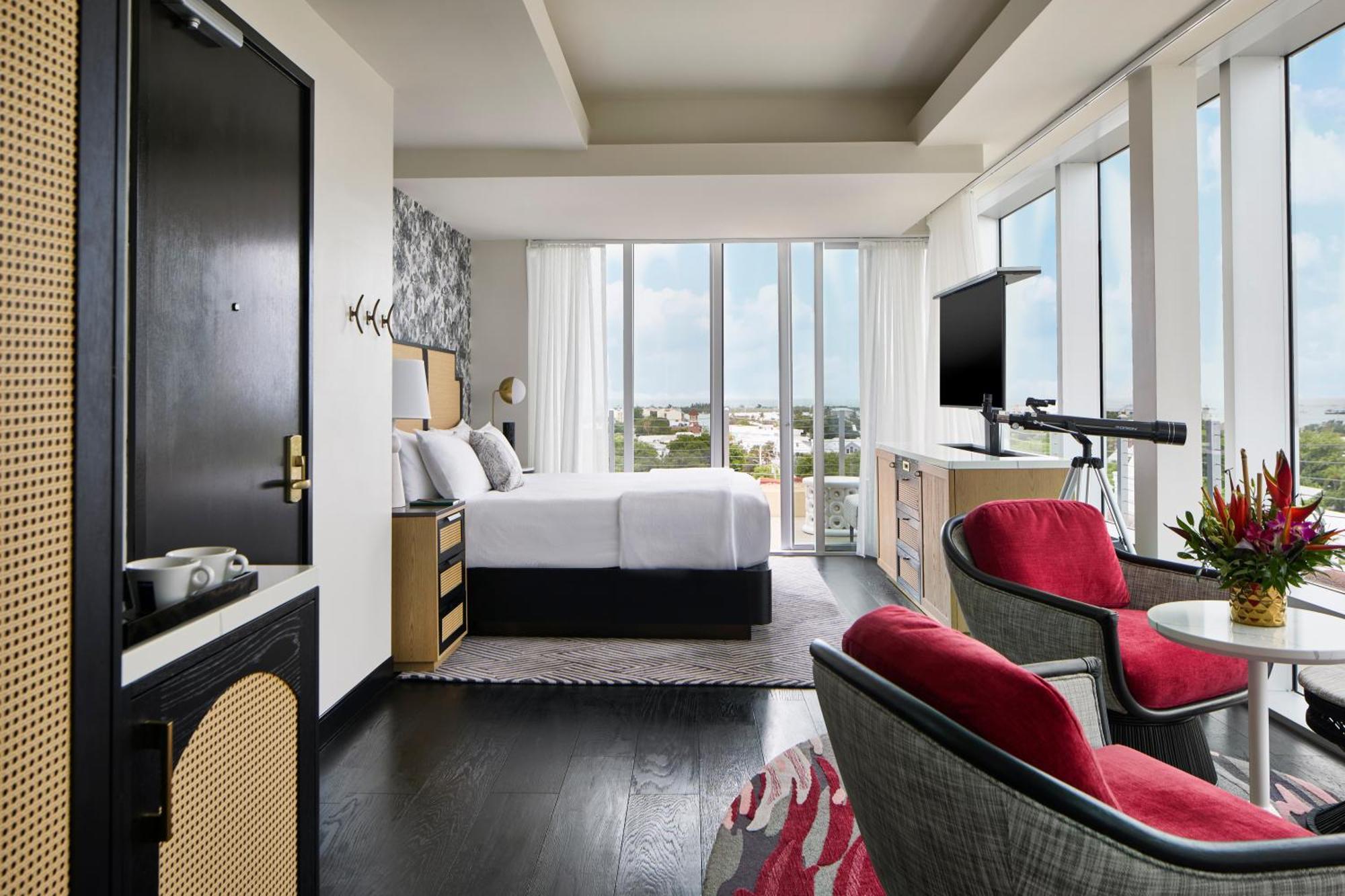Skyline View Corner King Penthouse Guest room